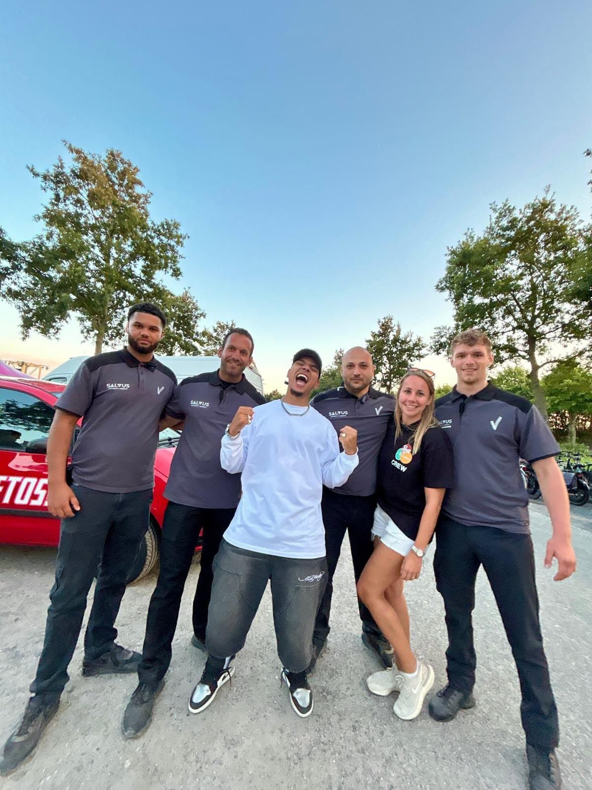 Het Salvus-team samen met een artiest na een dienst